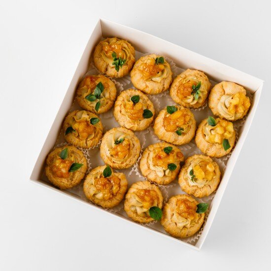 Сет профитролей (без глютена) из мусса печени птицы с карамелизированной грушей