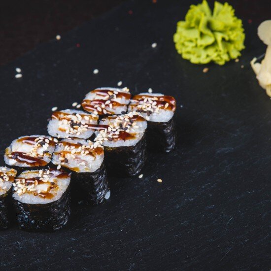 Ролл с угрем