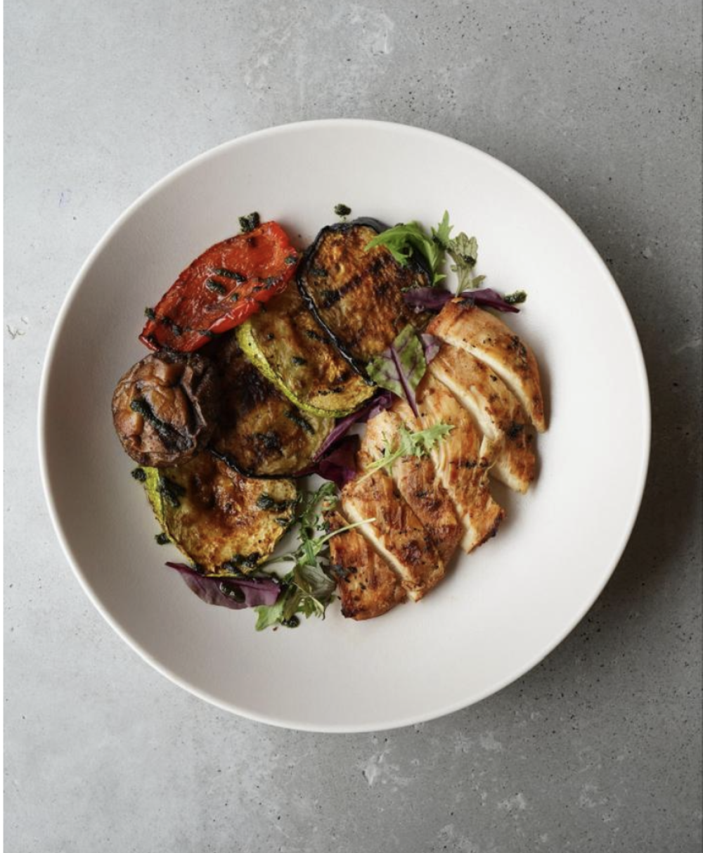 Грудка на мангале с овощами гриль