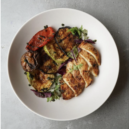 Грудка на мангале с овощами гриль