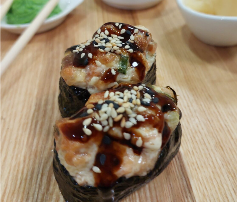 Суши Гункан с лососем