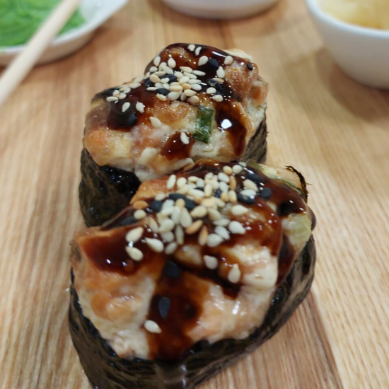 Суши Гункан с лососем