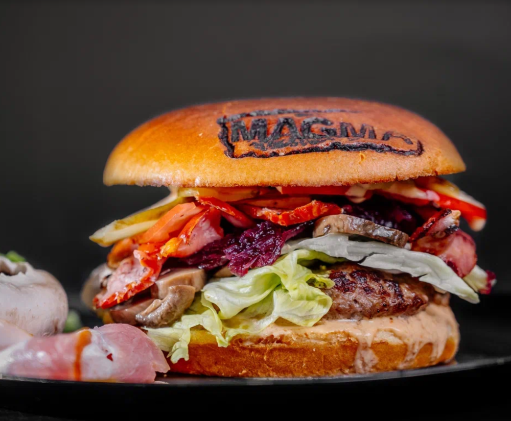 Фирменный бургер с рубленой мраморной говядиной и беконом, жаренным на открытом огне