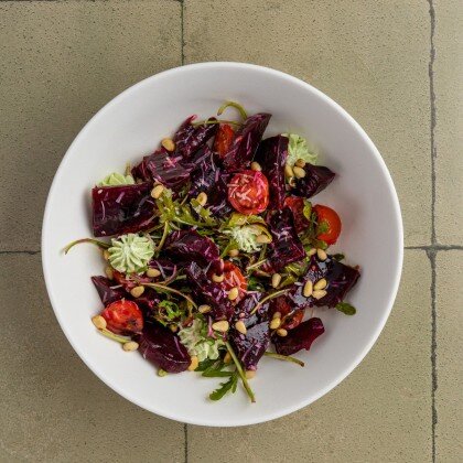 Салат с запеченной свеклой, сыром, и рукколой