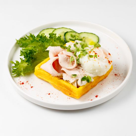 Безглютеновая вафля с соусом цезарь, курицей су вид и яйцом пашот и зеленью 
КБЖУ на порцию 502/24/32/35