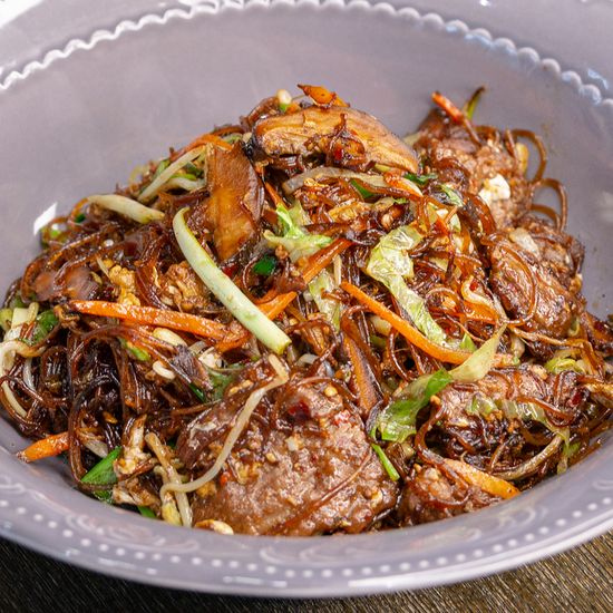 Жареная рисовая лапша мифен с яйцом и говядиной