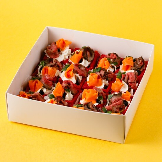 Сет на свекольной вафле с ростбифом, ферментированной морковью и бальзамическим кремом