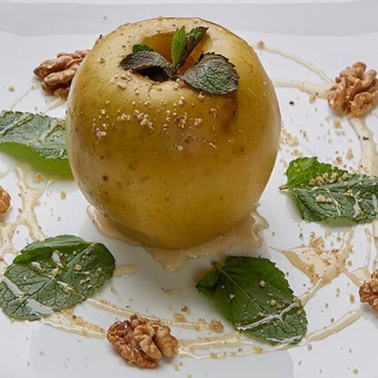Яблоко, запеченное с медом и орехами