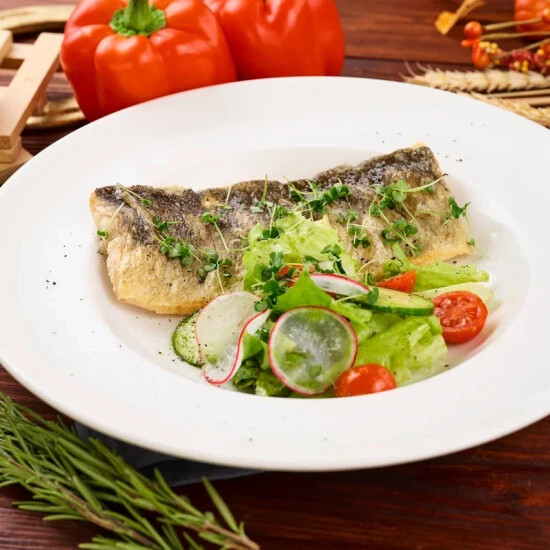 Стейк муксуна с легким салатом