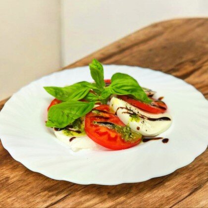 Салат Капрезе с моцареллой