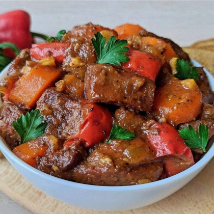 Тушеная говядина с помидором