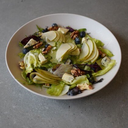 Салат с грушей и горгонзолой