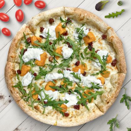 Пицца с сыром страчателла,  манго, вялеными томатами и рукколой