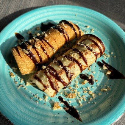 Ролл блинчики с вареной сгущенкой и арахисом