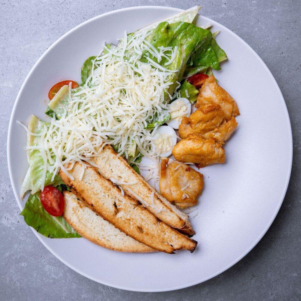 Салат Цезарь с курицей