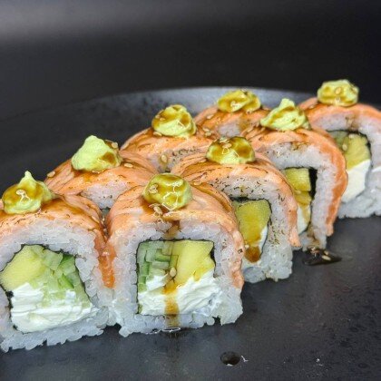 Фила с манго и соусом из авокадо