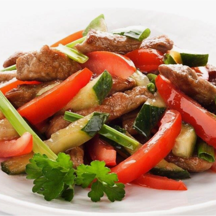 Салат из огурцов с тушеной говядиной