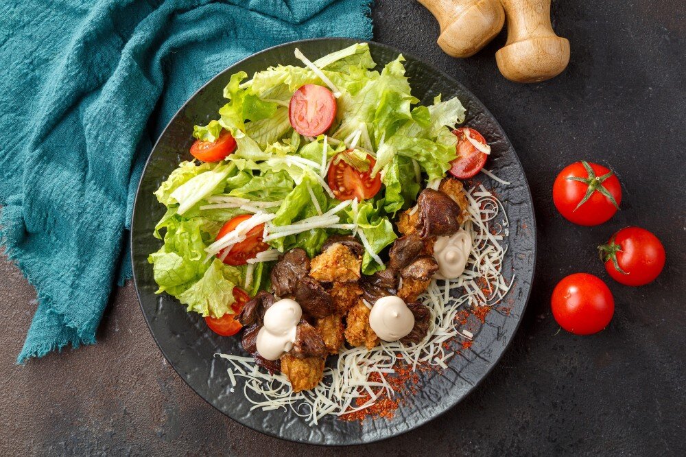 Салат с куриными сердечками и баклажанами