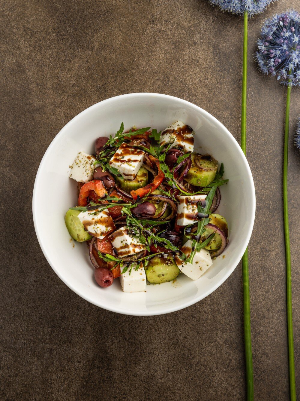 Греческий салат с брынзой, сладкими томатами и соусом песто
