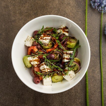Греческий салат с брынзой, сладкими томатами и соусом песто
