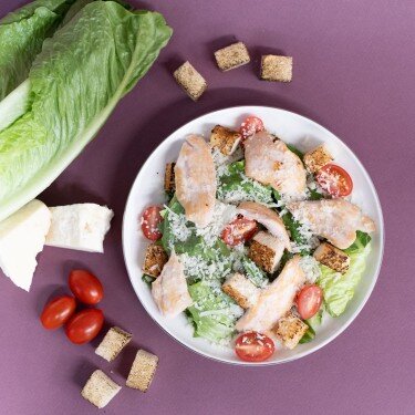 Салат Цезарь с курицей
