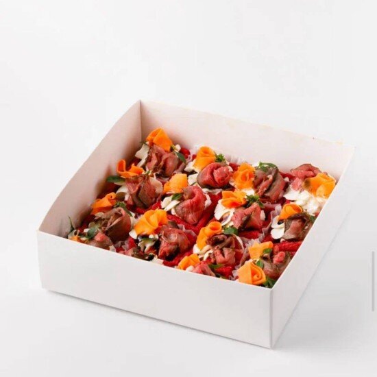 Сет на свекольной вафле с ростбифом и ферментированной морковью с бальзамическим кремом и взбитым творожным сыром