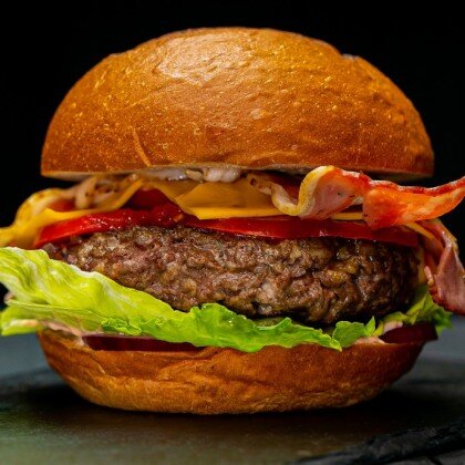 Фирменный бургер с рубленой мраморной говядиной и беконом, жаренным на открытом огне