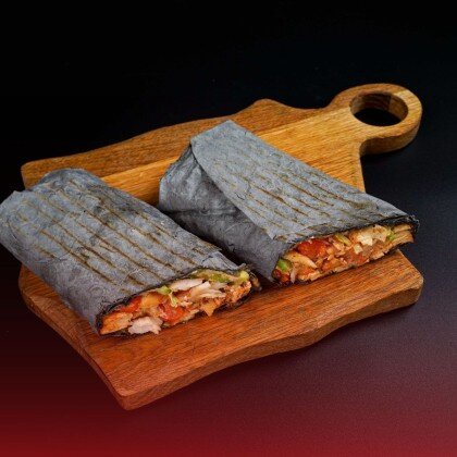 Шаурма в чёрном лаваше