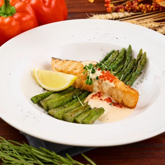 Лосось со спаржей и икорным соусом