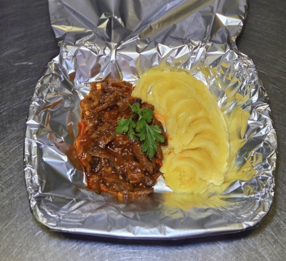 Азу из говядины с солеными огурцами и картофельным пюре