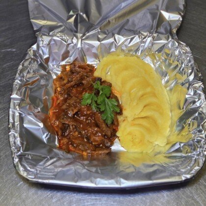 Азу из говядины с солеными огурцами и картофельным пюре