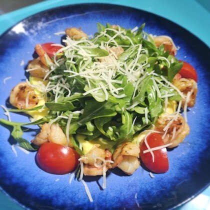 Руккола с креветками и манговым муссом