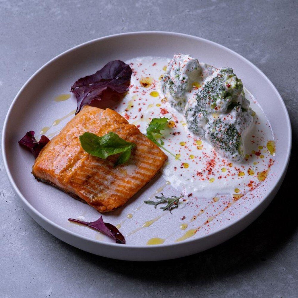 Стейк семги с брокколи