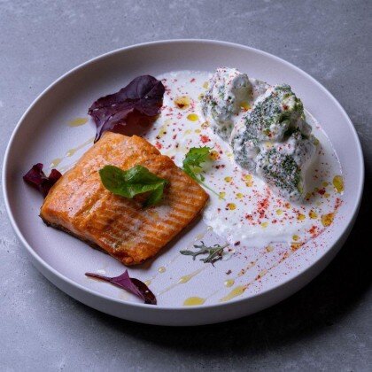 Стейк семги с брокколи