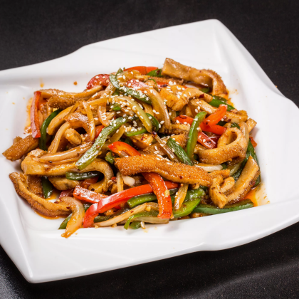 Острый салат из говяжьего желудка с луком