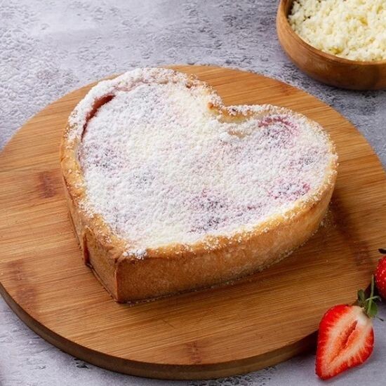 Пирог с клубникой и творогом