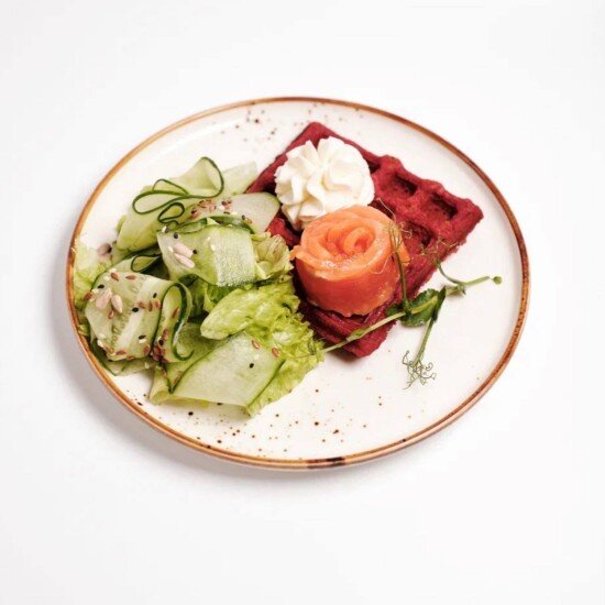 Свекольная вафля с лососем