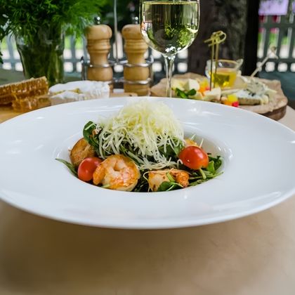 Рукола с тигровыми креветками