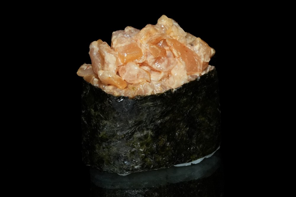 Гункан с лососем