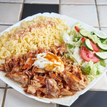 Донер на тарелке с рисом из говядины