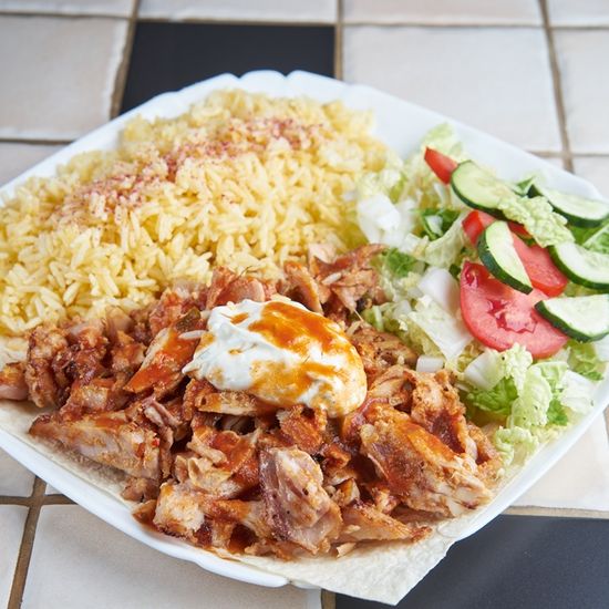 Донер на тарелке с рисом из говядины