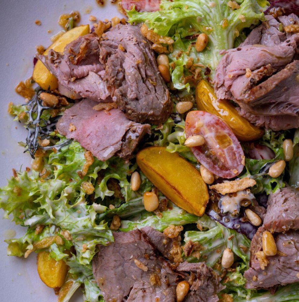Деревенский салат с ростбифом