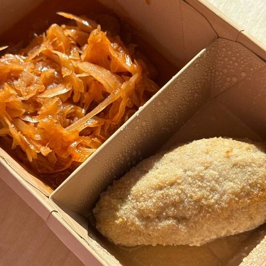 Зраза с яйцом и луком с тушеной капустой