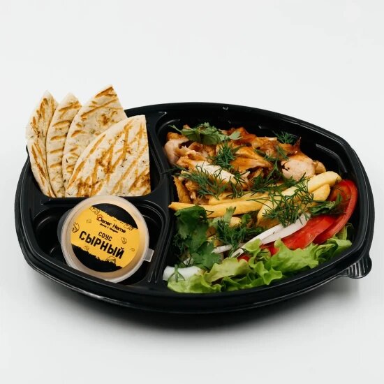 Донер фри с салатом в тарелке