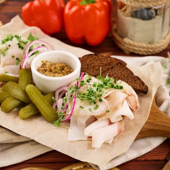 Сало с черным хлебом и горчицей