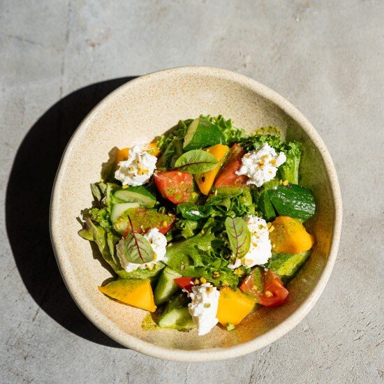 Салат с манго, томатами и сыром на выбор