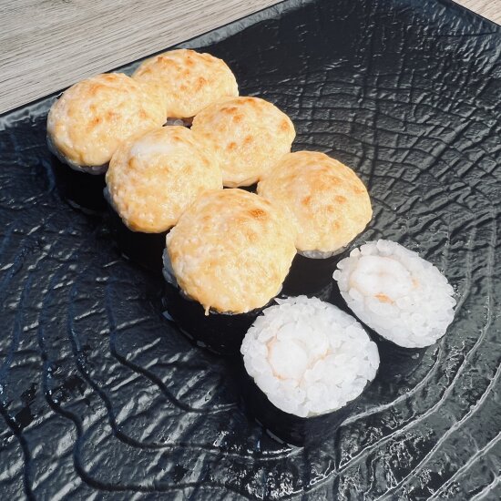 Маки с креветкой запеченный