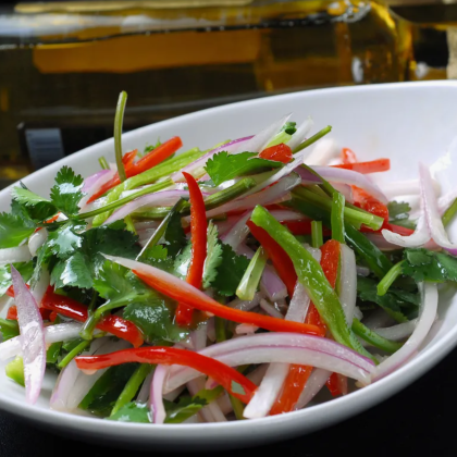 Салат "Лаоху" из огурцов, кинзы и лука