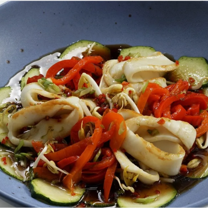 Кальмар жаренный на раскаленном блюде с овощами