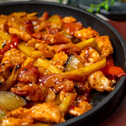 Сковородка "Сытная с курицей и беконом"